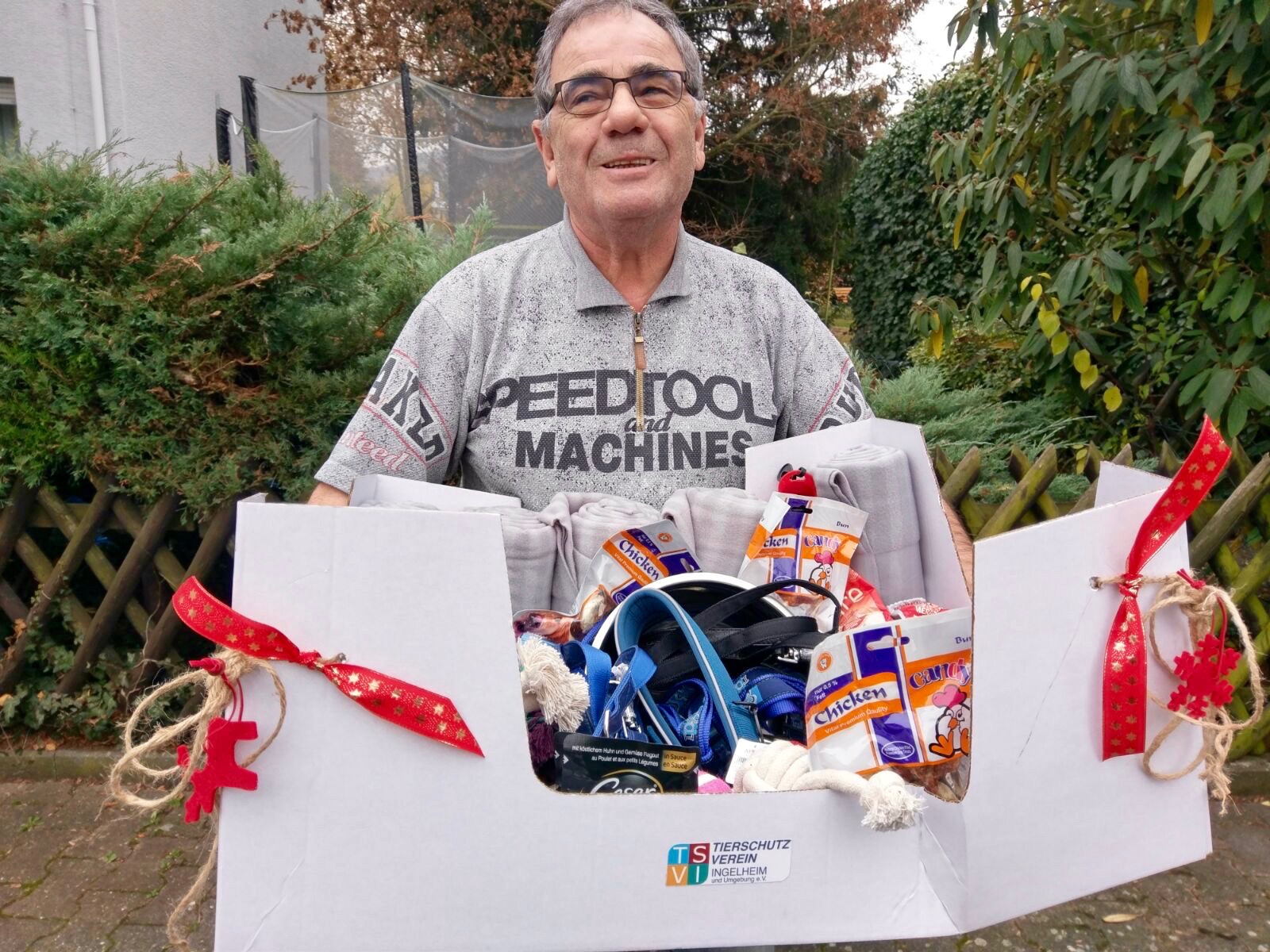 Klaus mit Geschenkebox